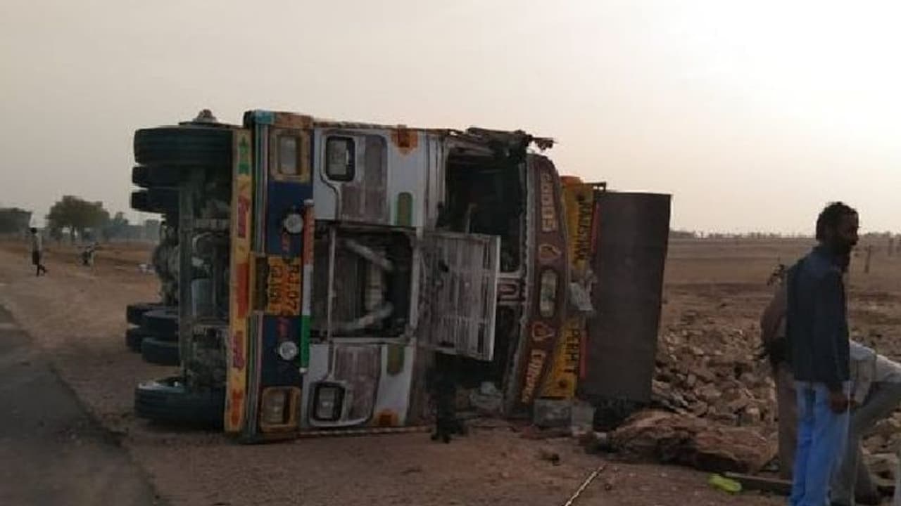 సెల్ ఫోన్ లోడ్ తో వెళ్తూ పడిపోయిన ట్రక్కు.. ఎగబడ్డ జనం..! సెల్ ఫోన్ లోడ్ తో వెళ్తూ పడిపోయిన ట్రక్కు.. ఎగబడ్డ జనం..!