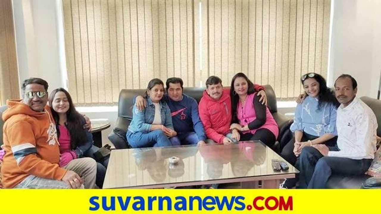 ಕಾಶ್ಮೀರದಲ್ಲಿ ಸಿಲುಕಿದ ಕನ್ನಡಿಗರಿಗೆ ಸ್ಥಳೀಯ ಪೊಲೀಸರ ಅಭಯ ಕಾಶ್ಮೀರದಲ್ಲಿ ಸಿಲುಕಿದ ಕನ್ನಡಿಗರಿಗೆ ಸ್ಥಳೀಯ ಪೊಲೀಸರ ಅಭಯ