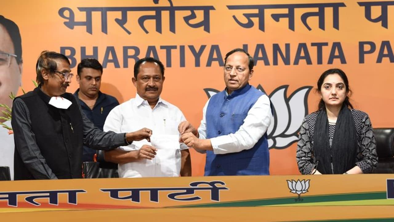 ಕಾಂಗ್ರೆಸ್ ಖಾಲಿ ಖಾಲಿ, ಪಿಸಿ ಚಾಕೋ ಬೆನ್ನಲ್ಲೇ ಪಕ್ಷ ತೊರೆದು ಬಿಜೆಪಿ ಸೇರಿದ ಪ್ರಮುಖ ನಾಯಕ! ಕಾಂಗ್ರೆಸ್ ಖಾಲಿ ಖಾಲಿ, ಪಿಸಿ ಚಾಕೋ ಬೆನ್ನಲ್ಲೇ ಪಕ್ಷ ತೊರೆದು ಬಿಜೆಪಿ ಸೇರಿದ ಪ್ರಮುಖ ನಾಯಕ!