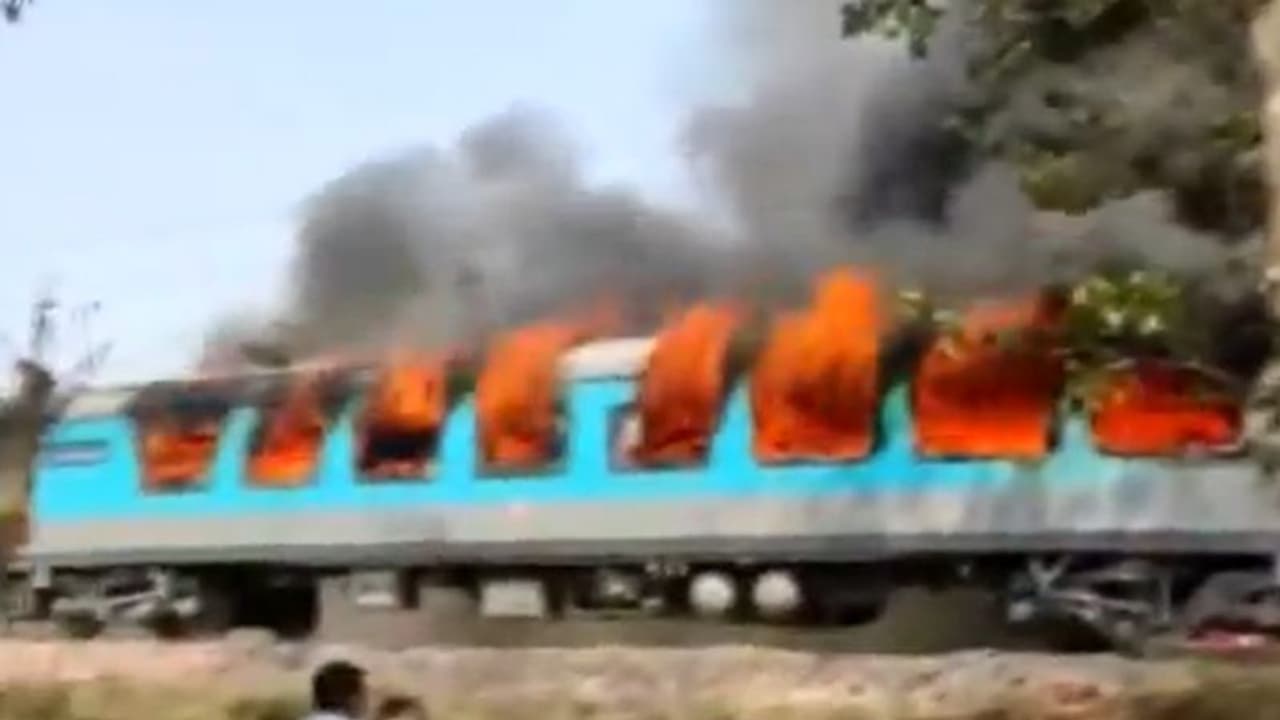 ಶತಾಬ್ದಿ ಎಕ್ಸ್ಪ್ರೆಸ್ ರೈಲಿನಲ್ಲಿ ಅಗ್ನಿ ಅವಘಡ; ಹೊತ್ತಿ ಉರಿದ ಬೋಗಿ! ಶತಾಬ್ದಿ ಎಕ್ಸ್ಪ್ರೆಸ್ ರೈಲಿನಲ್ಲಿ ಅಗ್ನಿ ಅವಘಡ; ಹೊತ್ತಿ ಉರಿದ ಬೋಗಿ!