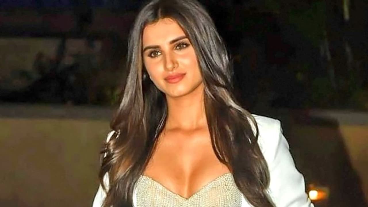 रणबीर कपूर और मनोज बाजपेयी के बाद अब तारा सुतारिया को हुआ कोरोना, हाल ही में खत्म की है इस फिल्म की शूटिंग रणबीर कपूर और मनोज बाजपेयी के बाद अब तारा सुतारिया को हुआ कोरोना, हाल ही में खत्म की है इस फिल्म की शूटिंग