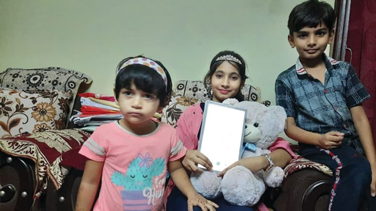 కార్యకర్త బిడ్డ పుట్టినరోజు.. కేటీఆర్ సర్ప్రైజ్ గిఫ్ట్, పాప ఆన్సర్కు మంత్రి ఫిదా కార్యకర్త బిడ్డ పుట్టినరోజు.. కేటీఆర్ సర్ప్రైజ్ గిఫ్ట్, పాప ఆన్సర్కు మంత్రి ఫిదా