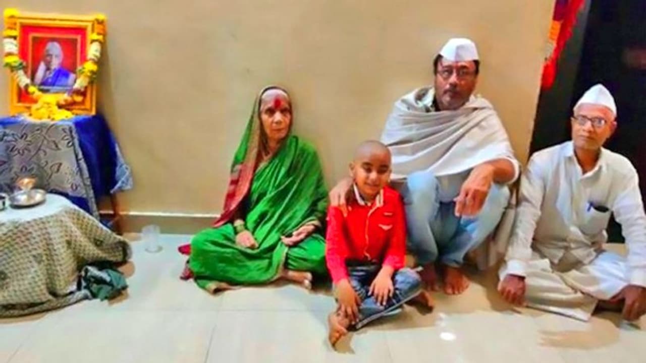 नहीं रही नौकरानी की दादी तो सांत्वना देने घर पहुंचे जैकी श्रॉफ, फैमिली के साथ फर्श पर बैठा दिखा एक्टर नहीं रही नौकरानी की दादी तो सांत्वना देने घर पहुंचे जैकी श्रॉफ, फैमिली के साथ फर्श पर बैठा दिखा एक्टर