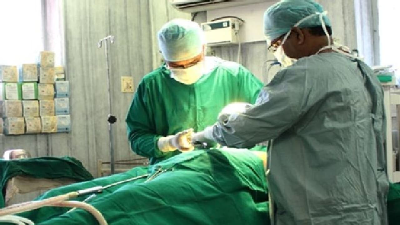 पैर का ऑपरेशन कराने पहुंची थी महिला, डॉक्टरों ने काट दिया हाथ..पढ़िए हैरान करने वाला मामला पैर का ऑपरेशन कराने पहुंची थी महिला, डॉक्टरों ने काट दिया हाथ..पढ़िए हैरान करने वाला मामला