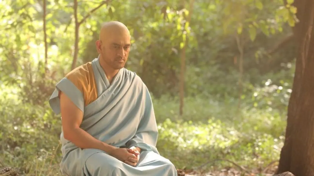 గుండు కొట్టించుకుని సాధువుగా మారిన ధోనీ... మళ్లీ మెగాస్టార్లా మోసం చేయలేరంటూ... గుండు కొట్టించుకుని సాధువుగా మారిన ధోనీ... మళ్లీ మెగాస్టార్లా మోసం చేయలేరంటూ...