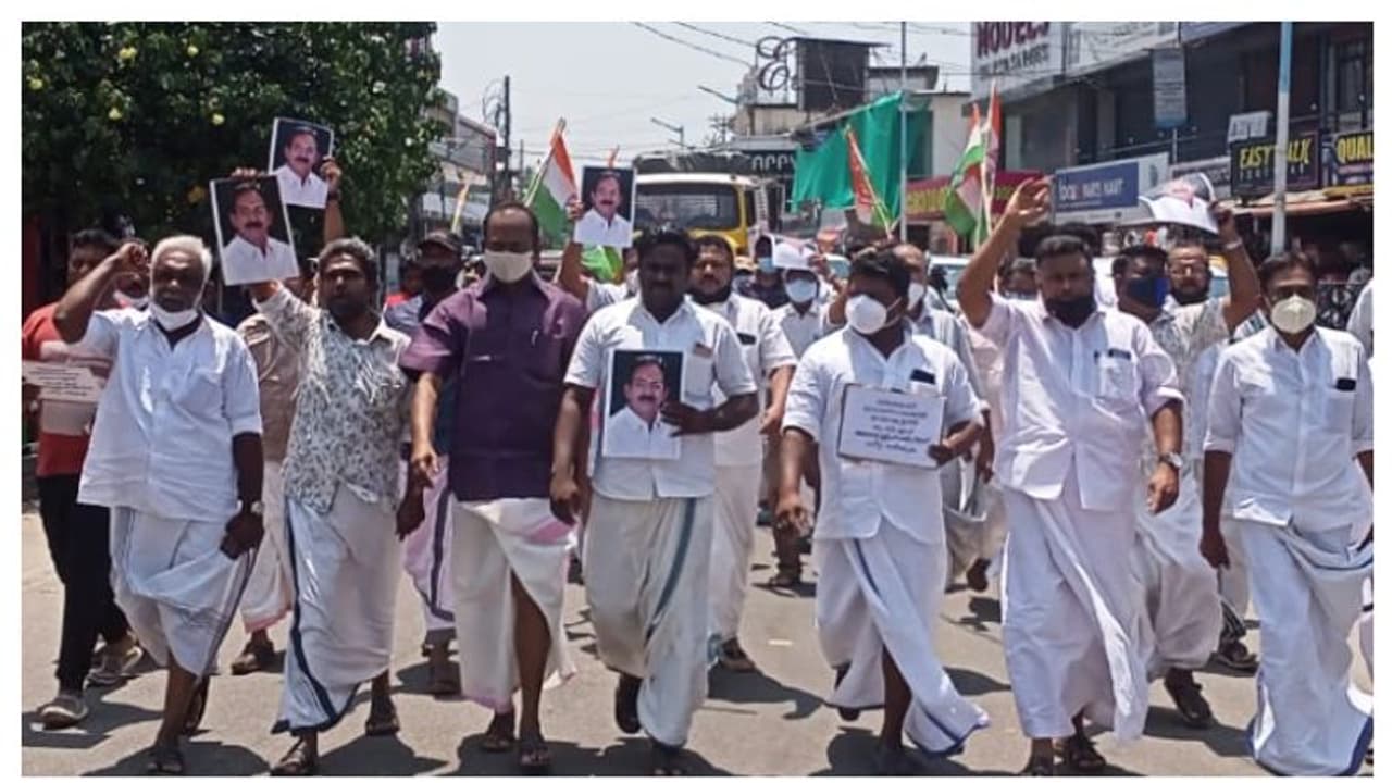 കായംകുളത്ത് അരീത ബാബു വേണ്ട; ഇ സമീറിനായി തെരുവിലിറങ്ങി കോണ്ഗ്രസ് പ്രവര്ത്തകര് കായംകുളത്ത് അരീത ബാബു വേണ്ട; ഇ സമീറിനായി തെരുവിലിറങ്ങി കോണ്ഗ്രസ് പ്രവര്ത്തകര്