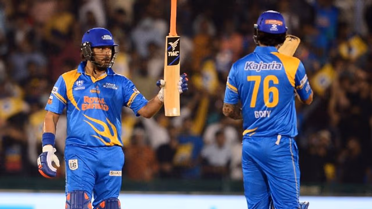 యూవీ ఈజ్ బ్యాక్... ఒకే ఓవర్ లో నాలుగు సిక్సర్లు..!