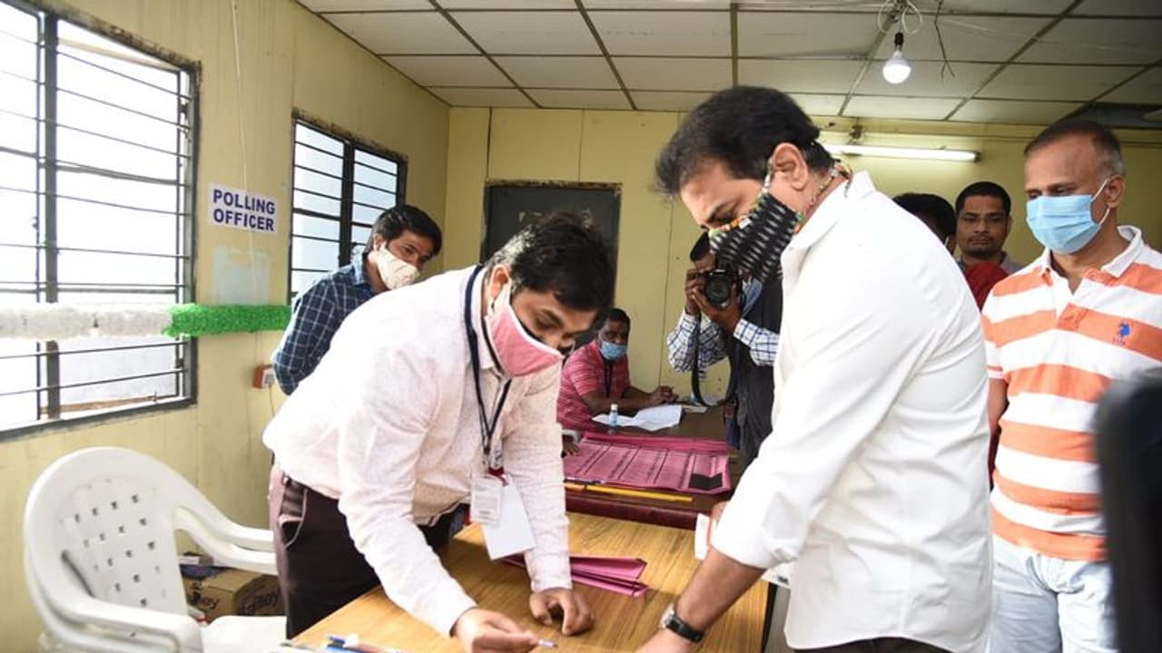 గ్యాస్ సిలిండర్ కు మొక్కుకున్నాకే... ఓటేయడానికి బయలుదేరా..: కేటీఆర్ (వీడియో) గ్యాస్ సిలిండర్ కు మొక్కుకున్నాకే... ఓటేయడానికి బయలుదేరా..: కేటీఆర్ (వీడియో)