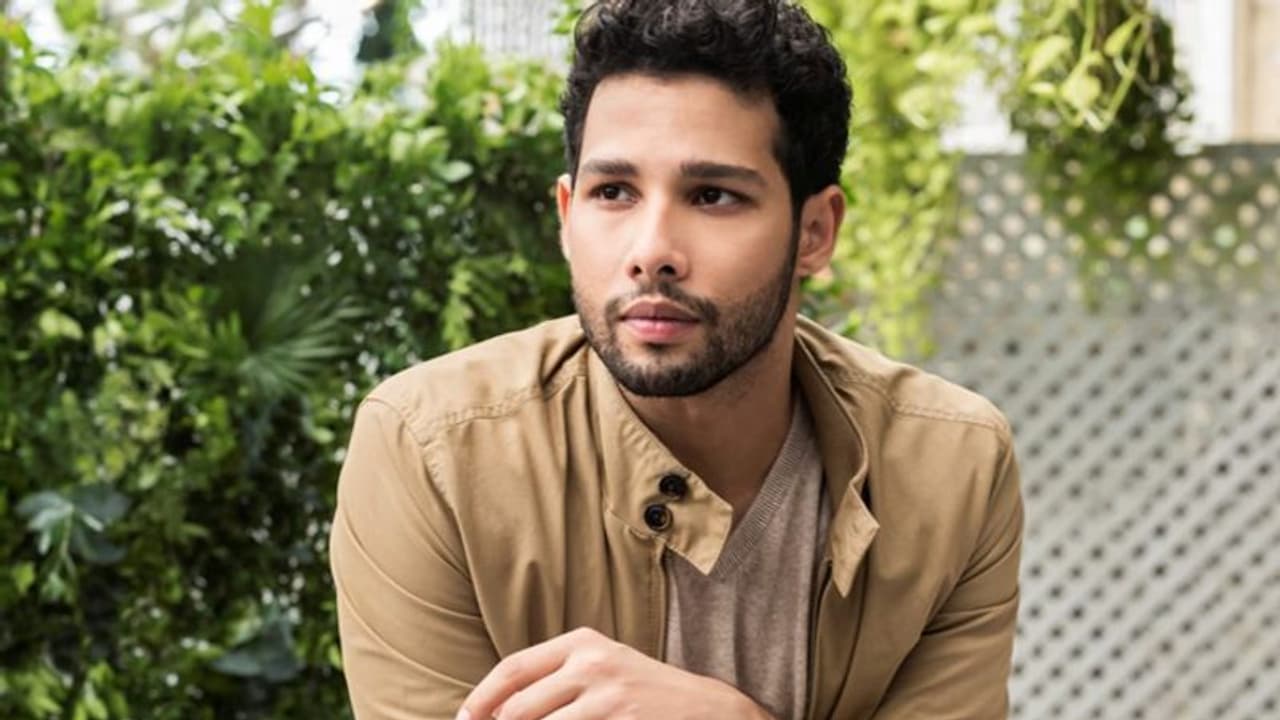 रणबीर और मनोज बाजपेयी के बाद अब कोरोना पॉजिटिव हुआ 'गली ब्वॉय' का ये एक्टर, हुआ क्वारंटीन रणबीर और मनोज बाजपेयी के बाद अब कोरोना पॉजिटिव हुआ 'गली ब्वॉय' का ये एक्टर, हुआ क्वारंटीन