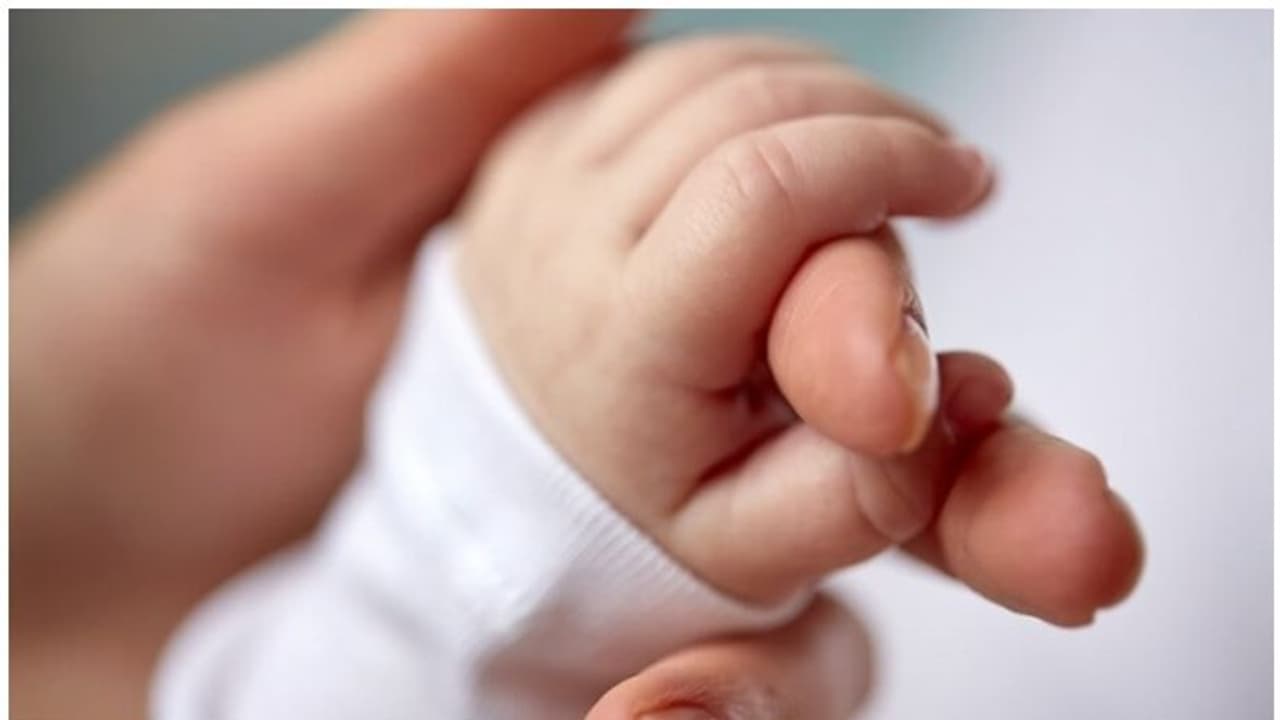 ഡോക്ടർ ഫോണിലൂടെ നിർദ്ദേശങ്ങൾ നൽകി, യുവതിയുടെ പ്രസവമെടുത്ത് അധ്യാപിക ഡോക്ടർ ഫോണിലൂടെ നിർദ്ദേശങ്ങൾ നൽകി, യുവതിയുടെ പ്രസവമെടുത്ത് അധ്യാപിക