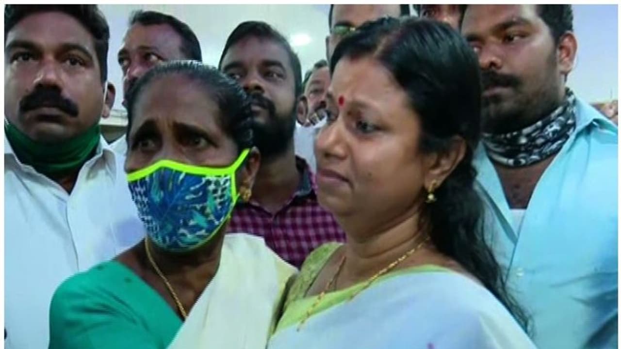 'കരഞ്ഞത് പ്രവർത്തകരുടെ സ്നേഹം കണ്ട്'; നാടകമെന്ന് മനുഷ്യത്വമുള്ളവരാരും പറയില്ലെന്ന് ബിന്ദു കൃഷ്ണ 'കരഞ്ഞത് പ്രവർത്തകരുടെ സ്നേഹം കണ്ട്'; നാടകമെന്ന് മനുഷ്യത്വമുള്ളവരാരും പറയില്ലെന്ന് ബിന്ദു കൃഷ്ണ