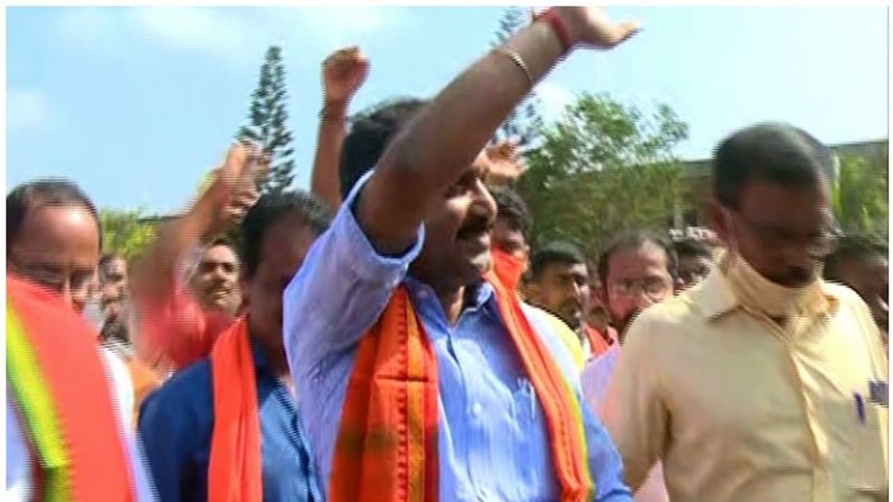 സ്ഥാനാര്ത്ഥി പ്രഖ്യാപനത്തിന് മുന്നേ മഞ്ചേശ്വരത്ത് പറന്നിറങ്ങി കെ സുരേന്ദ്രൻ സ്ഥാനാര്ത്ഥി പ്രഖ്യാപനത്തിന് മുന്നേ മഞ്ചേശ്വരത്ത് പറന്നിറങ്ങി കെ സുരേന്ദ്രൻ