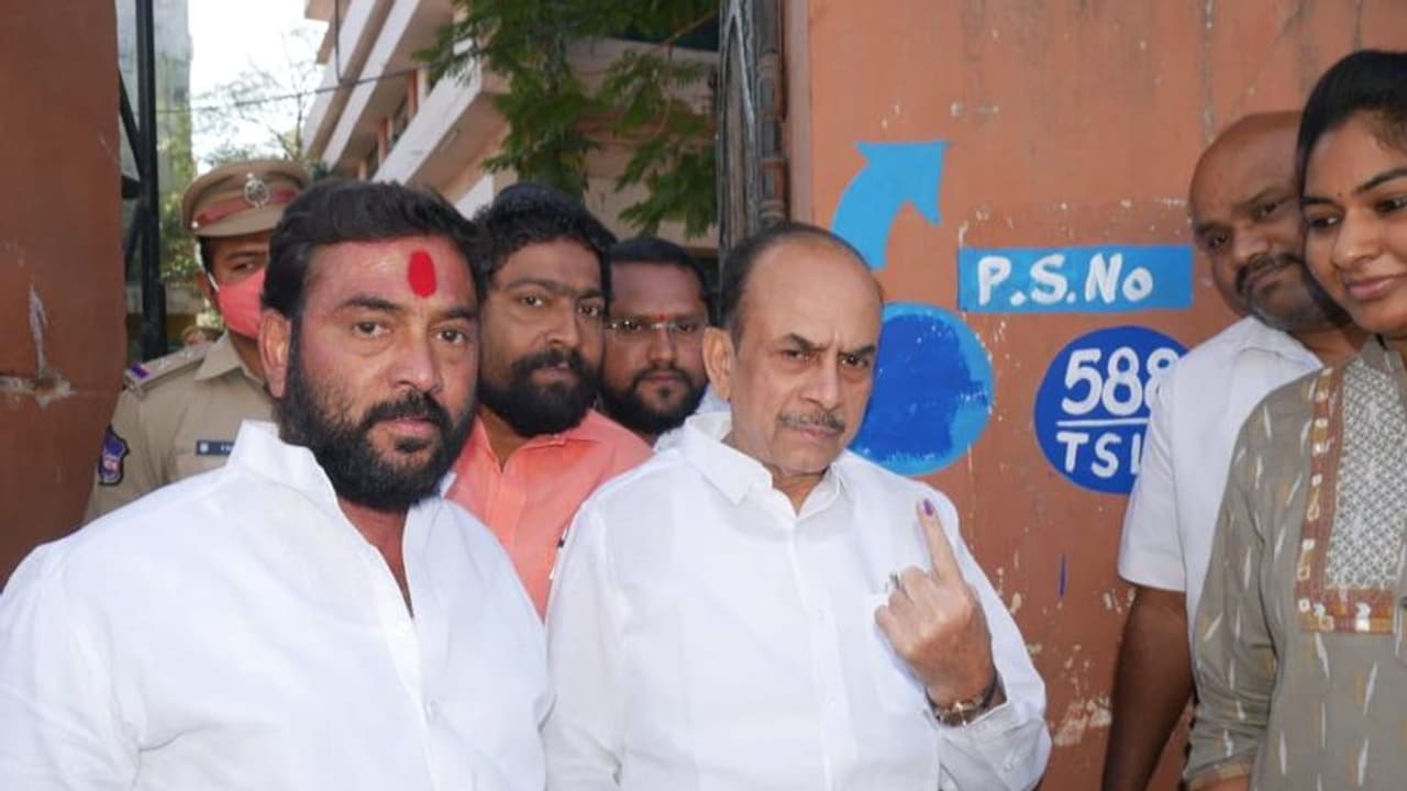 ఎమ్మెల్సీ ఎన్నికలు: తెలంగాణ హోంమంత్రి మహమూద్ అలీ ఓటుపై వివాదం ఎమ్మెల్సీ ఎన్నికలు: తెలంగాణ హోంమంత్రి మహమూద్ అలీ ఓటుపై వివాదం