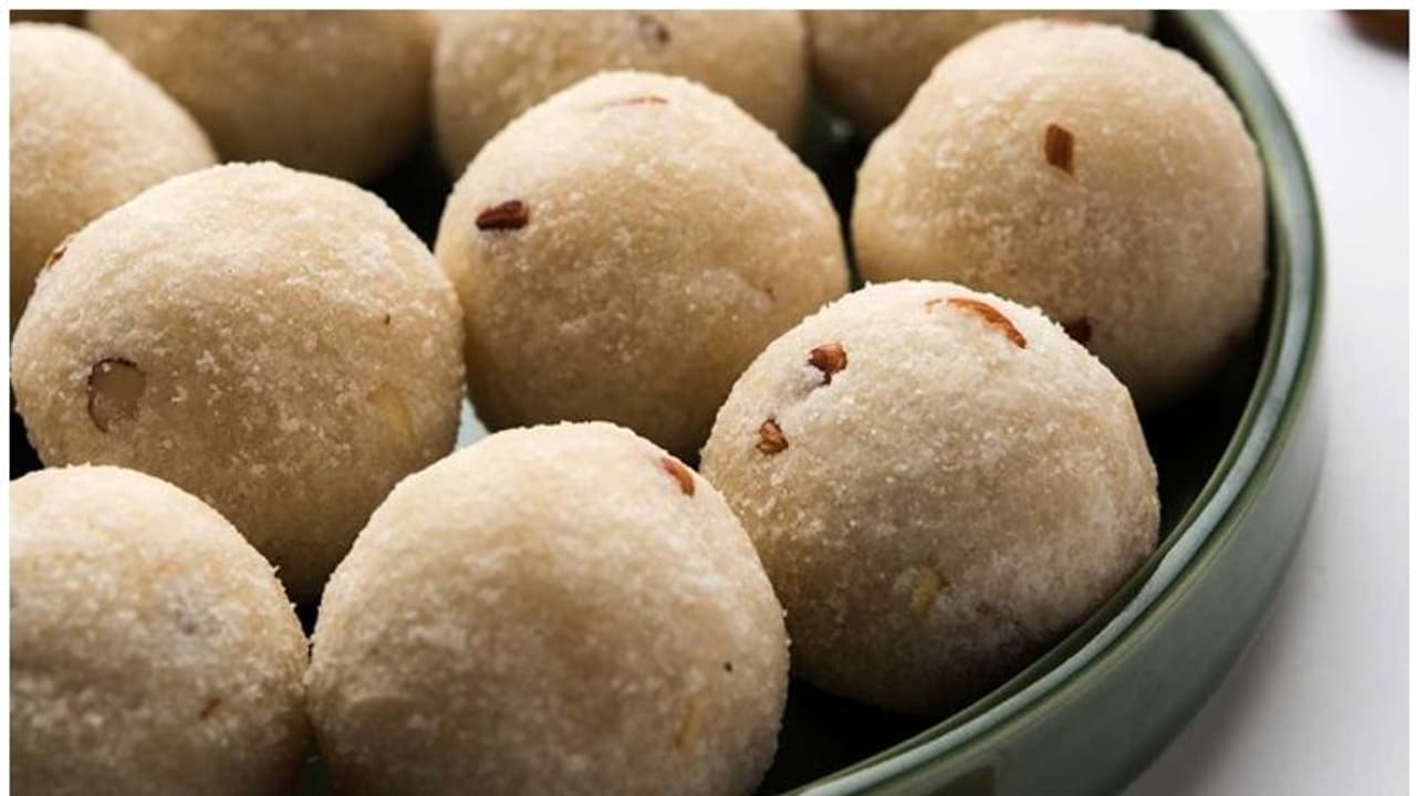 റവ ലഡു ദാ ഇങ്ങനെ തയ്യാറാക്കി നോക്കൂ റവ ലഡു ദാ ഇങ്ങനെ തയ്യാറാക്കി നോക്കൂ