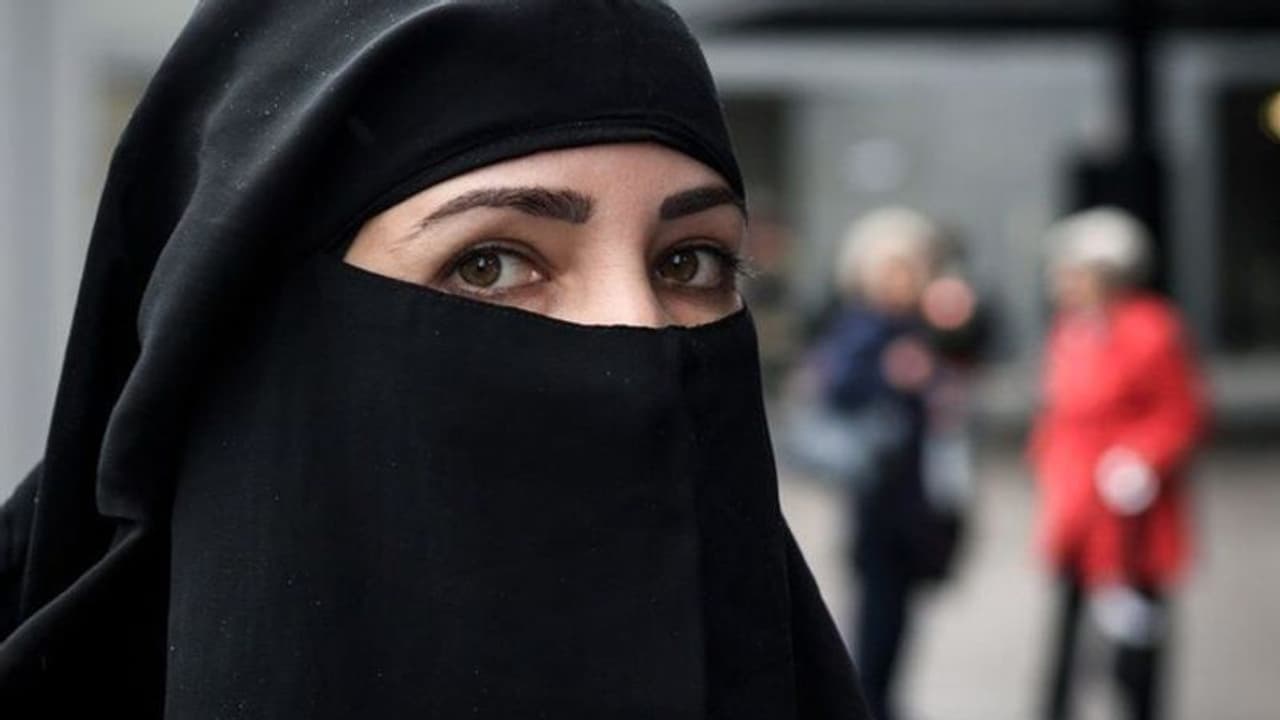 'രാജ്യസുരക്ഷക്ക് ഭീഷണി'; ബുര്ഖയും മദ്റസകളും നിരോധിക്കാനൊരുങ്ങി ശ്രീലങ്ക 'രാജ്യസുരക്ഷക്ക് ഭീഷണി'; ബുര്ഖയും മദ്റസകളും നിരോധിക്കാനൊരുങ്ങി ശ്രീലങ്ക