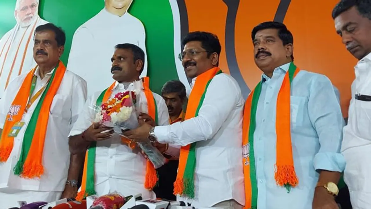 தமிழகத்தில் புதிய டிரெண்ட்... ஒரு கட்சியிலிருந்து விலகியதும் தேர்தலில் சீட்டு கொடுக்கும் கலாச்சாரம்..! தமிழகத்தில் புதிய டிரெண்ட்... ஒரு கட்சியிலிருந்து விலகியதும் தேர்தலில் சீட்டு கொடுக்கும் கலாச்சாரம்..!