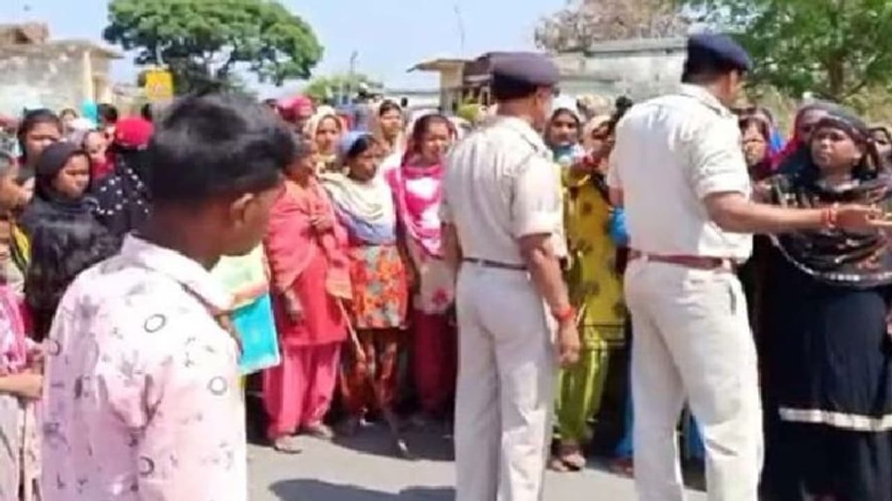 झारखंड में मॉब लिंचिंग: युवक को पीट पीटकर मार डाला, इतना सा था उसका कसूर और दे दी मौत की सजा झारखंड में मॉब लिंचिंग: युवक को पीट पीटकर मार डाला, इतना सा था उसका कसूर और दे दी मौत की सजा