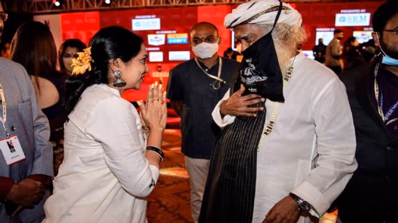 சத்குருவை சந்தித்த தமிழச்சி தங்கபாண்டியன்