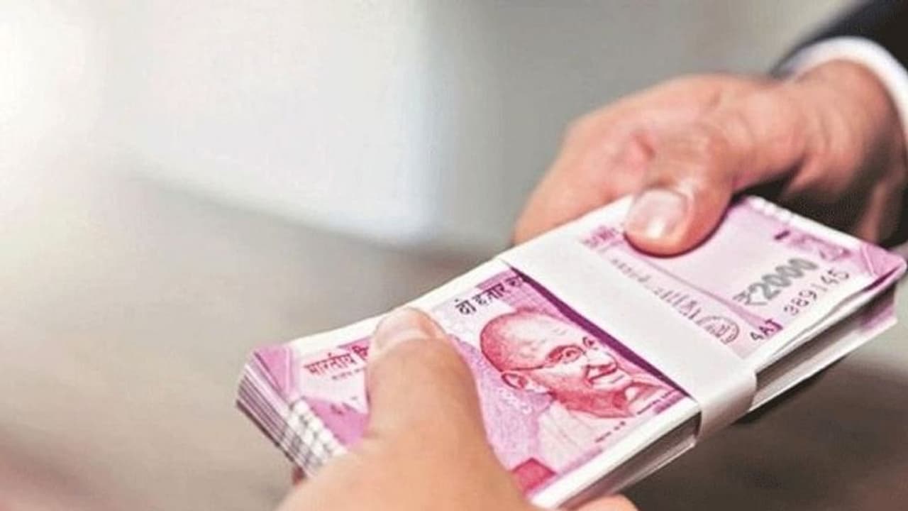 PM Mudra Yojana: बिना गारंटी के 10 लाख रुपये तक सरकार दे रही है लोन, ऐसे करें अप्लाई PM Mudra Yojana: बिना गारंटी के 10 लाख रुपये तक सरकार दे रही है लोन, ऐसे करें अप्लाई