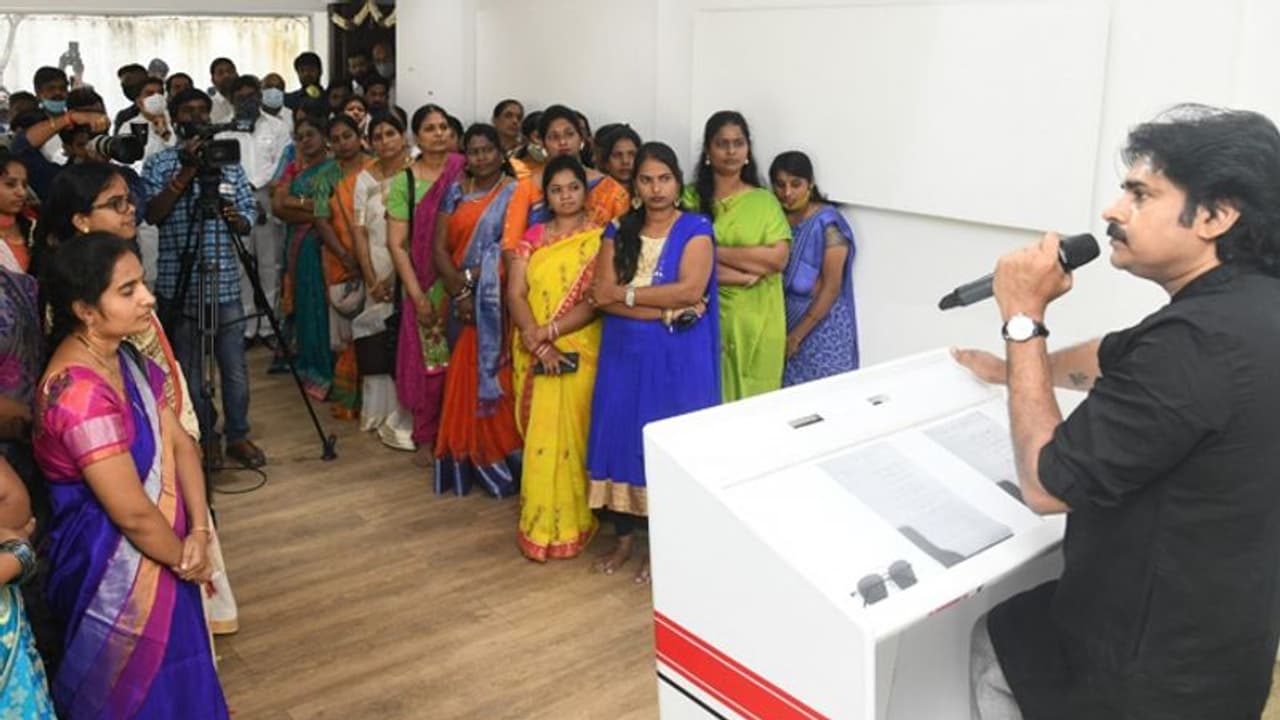 తెలంగాణ: సురభి వాణీదేవికి జనసేనాని మద్ధతు.. పవన్కు ఈసీ నోటీసులు తెలంగాణ: సురభి వాణీదేవికి జనసేనాని మద్ధతు.. పవన్కు ఈసీ నోటీసులు