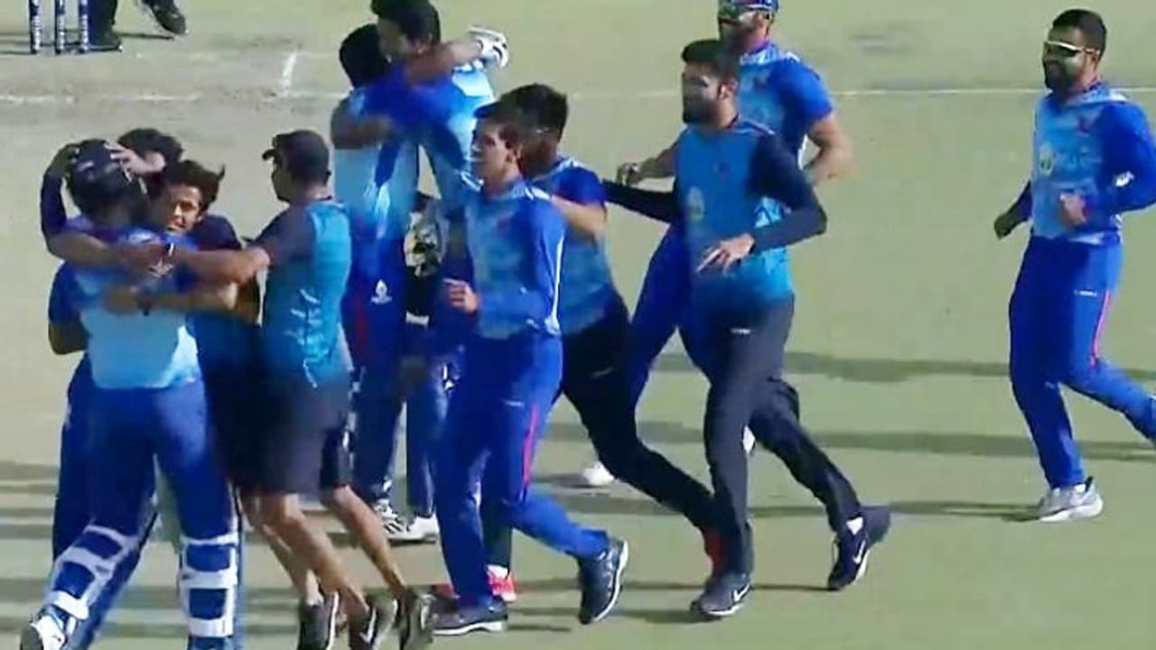 பிரித்வி ஷாவின் காட்டடி தொடக்கம்; ஆதித்ய தரேவின் அதிரடி சதம்..! விஜய் ஹசாரே டிராபியை வென்றது மும்பை அணி பிரித்வி ஷாவின் காட்டடி தொடக்கம்; ஆதித்ய தரேவின் அதிரடி சதம்..! விஜய் ஹசாரே டிராபியை வென்றது மும்பை அணி