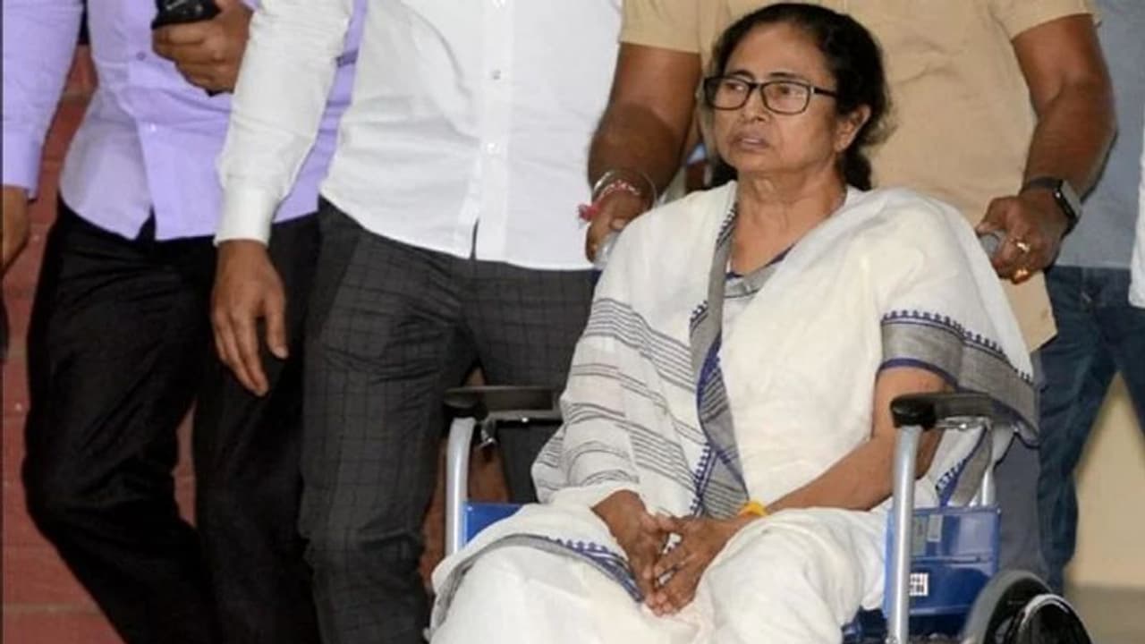 West Bengal Election: ममता बनर्जी के घायल होने के मामले में तीन अफसरों पर गिरी गाज West Bengal Election: ममता बनर्जी के घायल होने के मामले में तीन अफसरों पर गिरी गाज