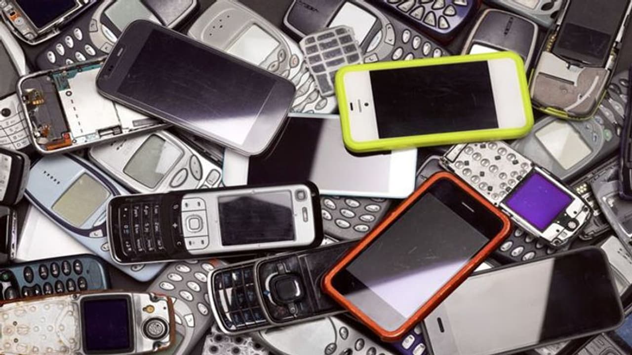 మీ ఇంట్లో పాత మొబైల్స్, ఎలెక్ట్రానిక్ గ్యాడ్జెట్స్ ఉన్నాయా.. అయితే ఇలా ఈజీగా డబ్బు సంపాదించొచ్చు.. మీ ఇంట్లో పాత మొబైల్స్, ఎలెక్ట్రానిక్ గ్యాడ్జెట్స్ ఉన్నాయా.. అయితే ఇలా ఈజీగా డబ్బు సంపాదించొచ్చు..