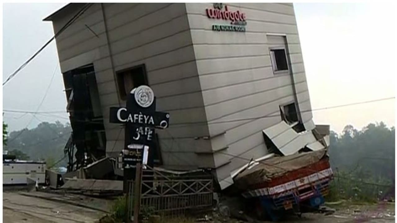 കൽപ്പറ്റയിൽ ലോറി കെട്ടിടത്തിന് ഉള്ളിലേക്ക് ഇടിച്ചു കയറി; ഡ്രൈവർക്ക് പരിക്ക് കൽപ്പറ്റയിൽ ലോറി കെട്ടിടത്തിന് ഉള്ളിലേക്ക് ഇടിച്ചു കയറി; ഡ്രൈവർക്ക് പരിക്ക്