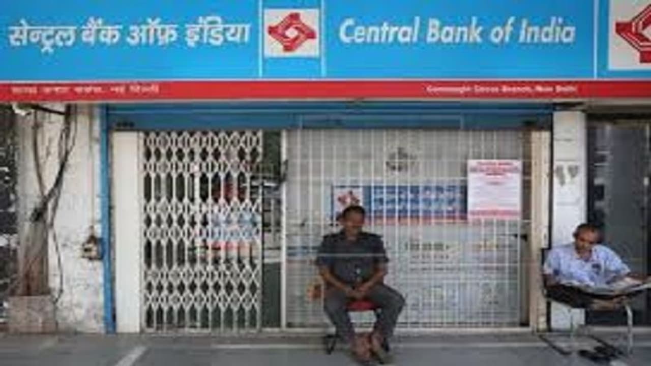 ಖಾಸಗೀಕರಣ ವಿರೋಧಿಸಿ ಬ್ಯಾಂಕ್ ಸೇವೆ ಸ್ಥಗಿತ ಖಾಸಗೀಕರಣ ವಿರೋಧಿಸಿ ಬ್ಯಾಂಕ್ ಸೇವೆ ಸ್ಥಗಿತ