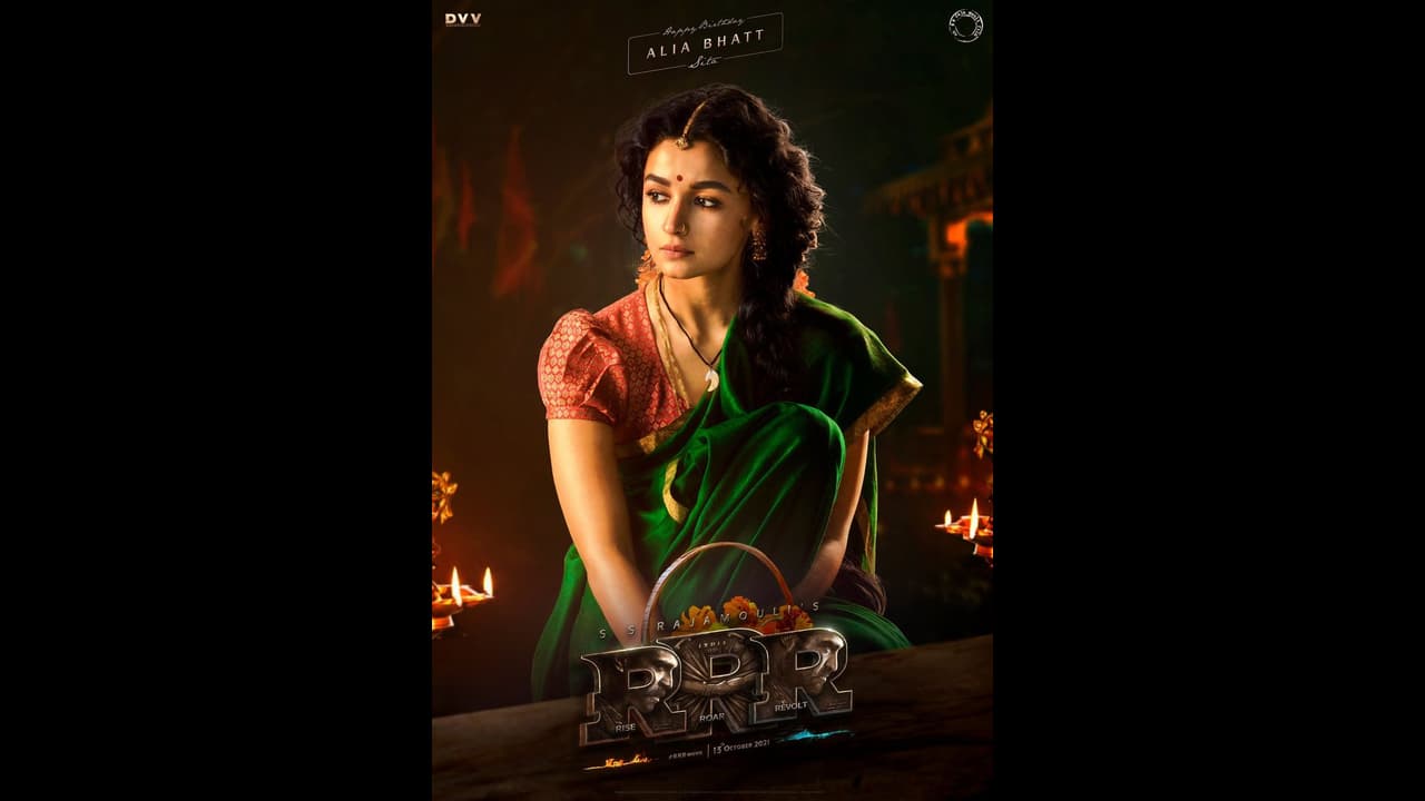 రామరాజు రాక కోసం ఎదురుచూస్తున్న సీత... ఆర్ ఆర్ ఆర్ అలియా లుక్ సూపర్!