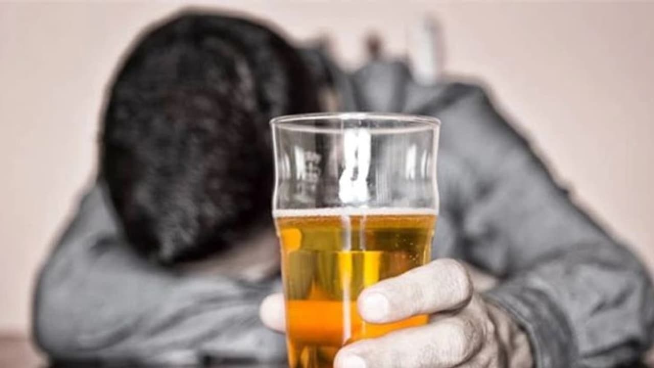 ഭാര്യ വീട്ടിലില്ലാത്ത നേരത്ത് 4 മക്കൾക്ക് അച്ഛൻ വിഷം കൊടുത്തു, 3 പേർക്ക് ദാരുണാന്ത്യം, പ്രതി ഒളിവിൽ