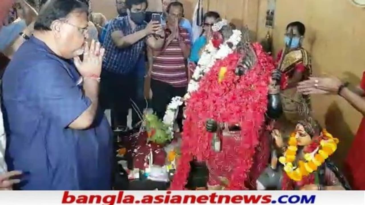 আইকোরকাণ্ডে CBI র তলব, মন্দিরে ঘটা করে পুজো দিলেন পার্থ চট্টোপাধ্যায় আইকোরকাণ্ডে CBI র তলব, মন্দিরে ঘটা করে পুজো দিলেন পার্থ চট্টোপাধ্যায়
