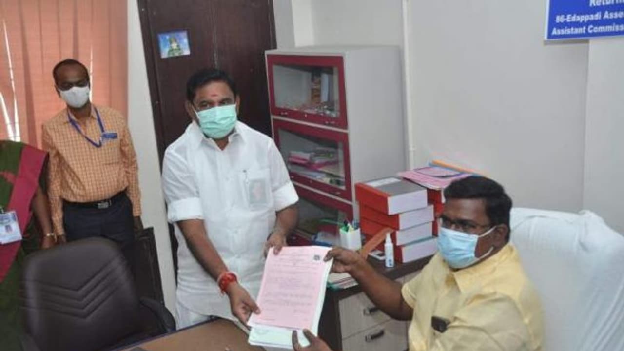 தேர்தல் விதிமுறைகளை 'ஸ்ட்ரிக்ட்டாக' கடைபிடித்த முதல்வர்... நடந்து வந்து வேட்புமனு தாக்கல் செய்த எடப்பாடியார்! தேர்தல் விதிமுறைகளை 'ஸ்ட்ரிக்ட்டாக' கடைபிடித்த முதல்வர்... நடந்து வந்து வேட்புமனு தாக்கல் செய்த எடப்பாடியார்!