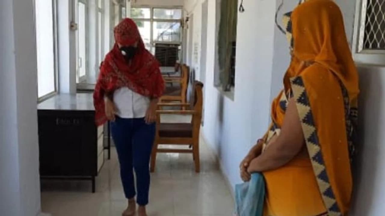 एक बेटी की पुलिस से विनती: मां के कई मर्दों से संबंध, रात होते ही आ जाते रिलेशन बनाने..मेरी मदद करो एक बेटी की पुलिस से विनती: मां के कई मर्दों से संबंध, रात होते ही आ जाते रिलेशन बनाने..मेरी मदद करो