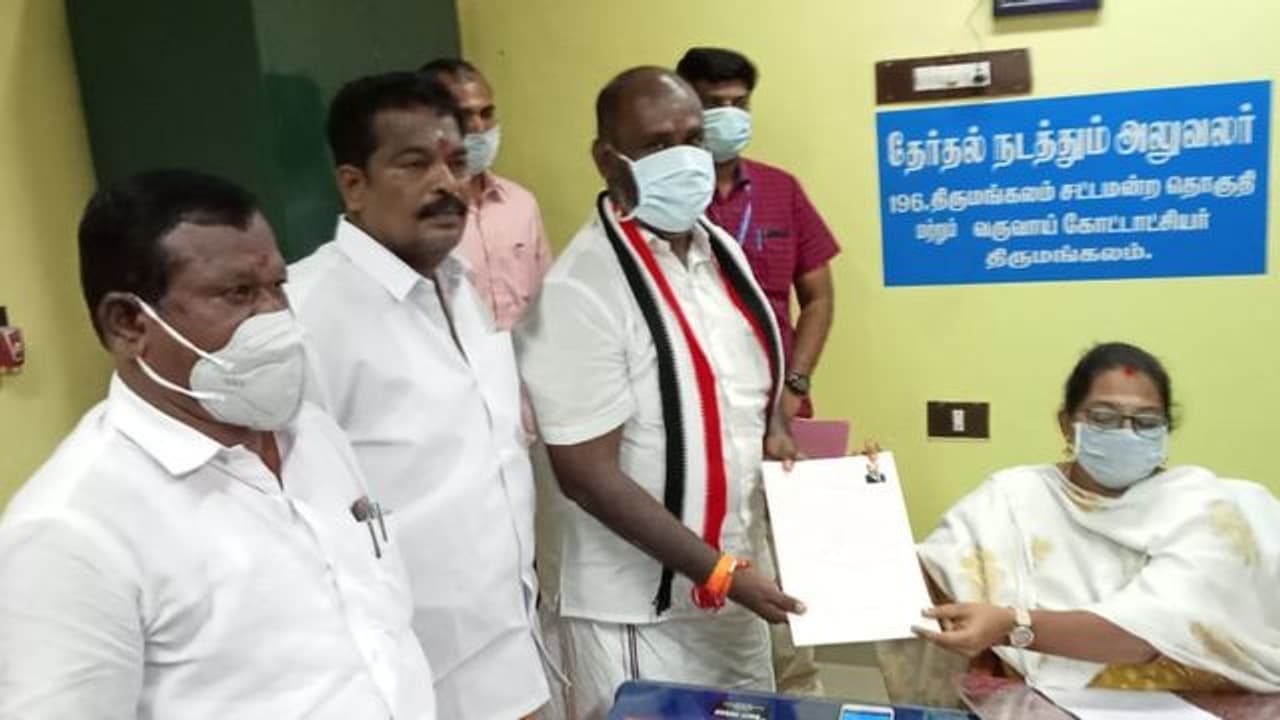 தனி அறையில் அமைச்சர் வேட்புமனு பரிசீலனை... திருமங்கலத்தில் திமுகவினர் வாக்குவாதம்...! தனி அறையில் அமைச்சர் வேட்புமனு பரிசீலனை... திருமங்கலத்தில் திமுகவினர் வாக்குவாதம்...!