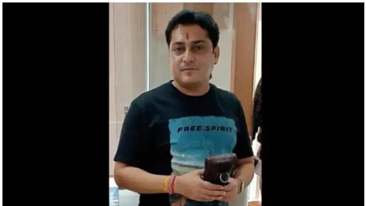 ടീ ഷര്ട്ട് ധരിച്ച് കോണ്ഗ്രസ് എംഎല്എയെ നിയമസഭയില്; ഗെറ്റൗട്ടടിച്ച് സ്പീക്കര് ടീ ഷര്ട്ട് ധരിച്ച് കോണ്ഗ്രസ് എംഎല്എയെ നിയമസഭയില്; ഗെറ്റൗട്ടടിച്ച് സ്പീക്കര്