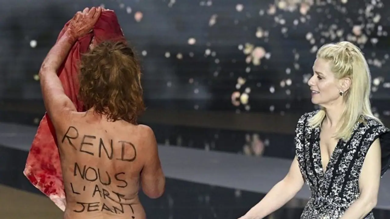 ಪ್ರಧಾನಿ ಗಮನ ಸೆಳೆಯಲು ವೇದಿಕೆಯಲ್ಲೇ ನಟಿ ಸಂಪೂರ್ಣ ಬೆತ್ತಲೆ.. ಒಂದೊಳ್ಳೆ ಕಾರಣ ಪ್ರಧಾನಿ ಗಮನ ಸೆಳೆಯಲು ವೇದಿಕೆಯಲ್ಲೇ ನಟಿ ಸಂಪೂರ್ಣ ಬೆತ್ತಲೆ.. ಒಂದೊಳ್ಳೆ ಕಾರಣ