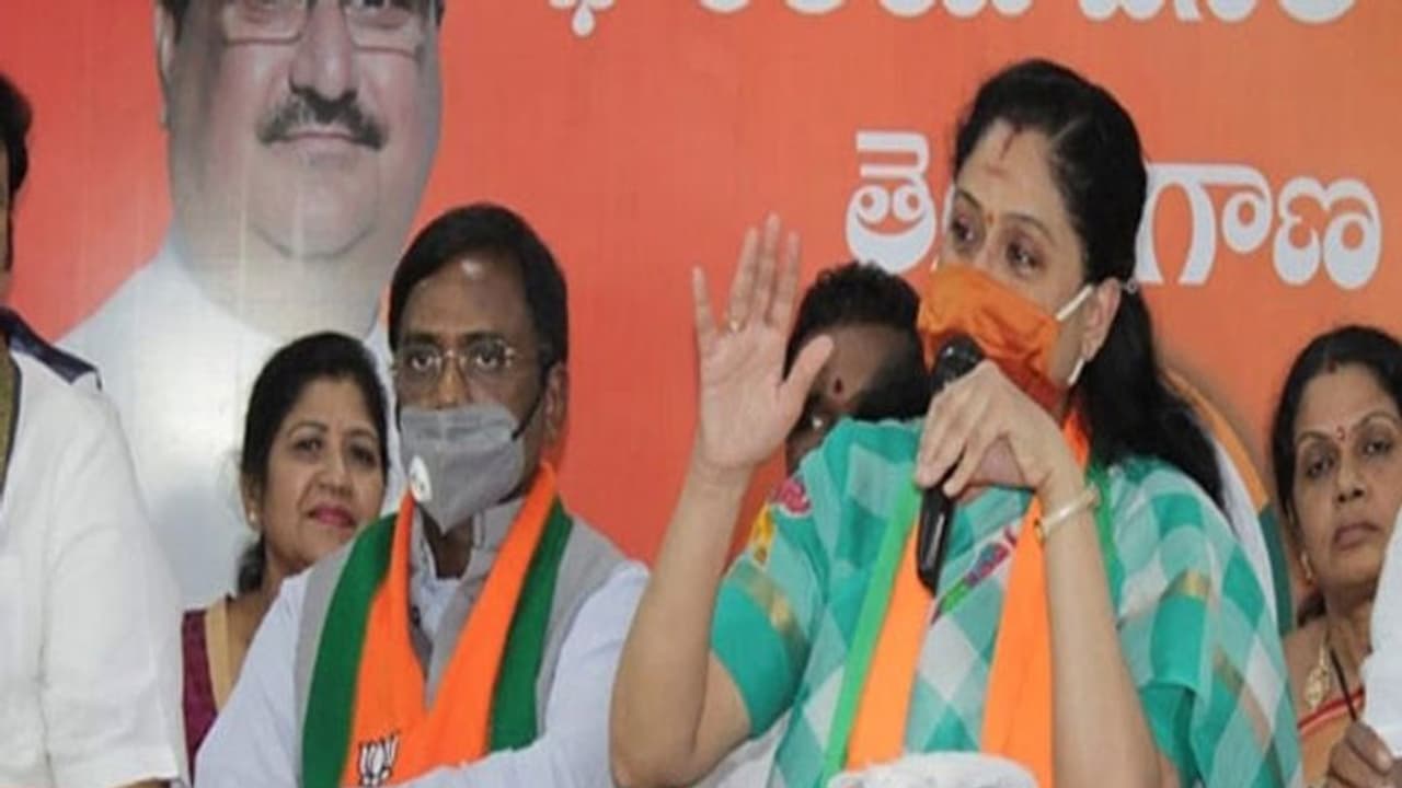 ఫిర్యాదు కోసం ఎదురు చూస్తారా..? విజయ శాంతి ఫైర్ ఫిర్యాదు కోసం ఎదురు చూస్తారా..? విజయ శాంతి ఫైర్