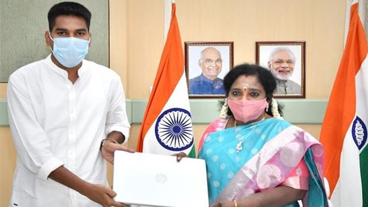 గవర్నర్ పెద్ద మనసు.. పేద విద్యార్థికి భోజనం పెట్టి, ల్యాప్ టాప్ ఇచ్చి... గవర్నర్ పెద్ద మనసు.. పేద విద్యార్థికి భోజనం పెట్టి, ల్యాప్ టాప్ ఇచ్చి...