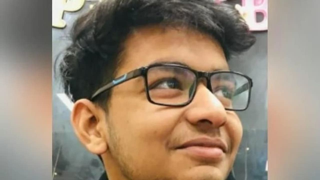 MBBS टॉपर स्टूडेंट ने किया सुसाइड, हॉरर पेंटिंग बनाता था, कविताएं लिख बयां करता था अपना दर्द MBBS टॉपर स्टूडेंट ने किया सुसाइड, हॉरर पेंटिंग बनाता था, कविताएं लिख बयां करता था अपना दर्द