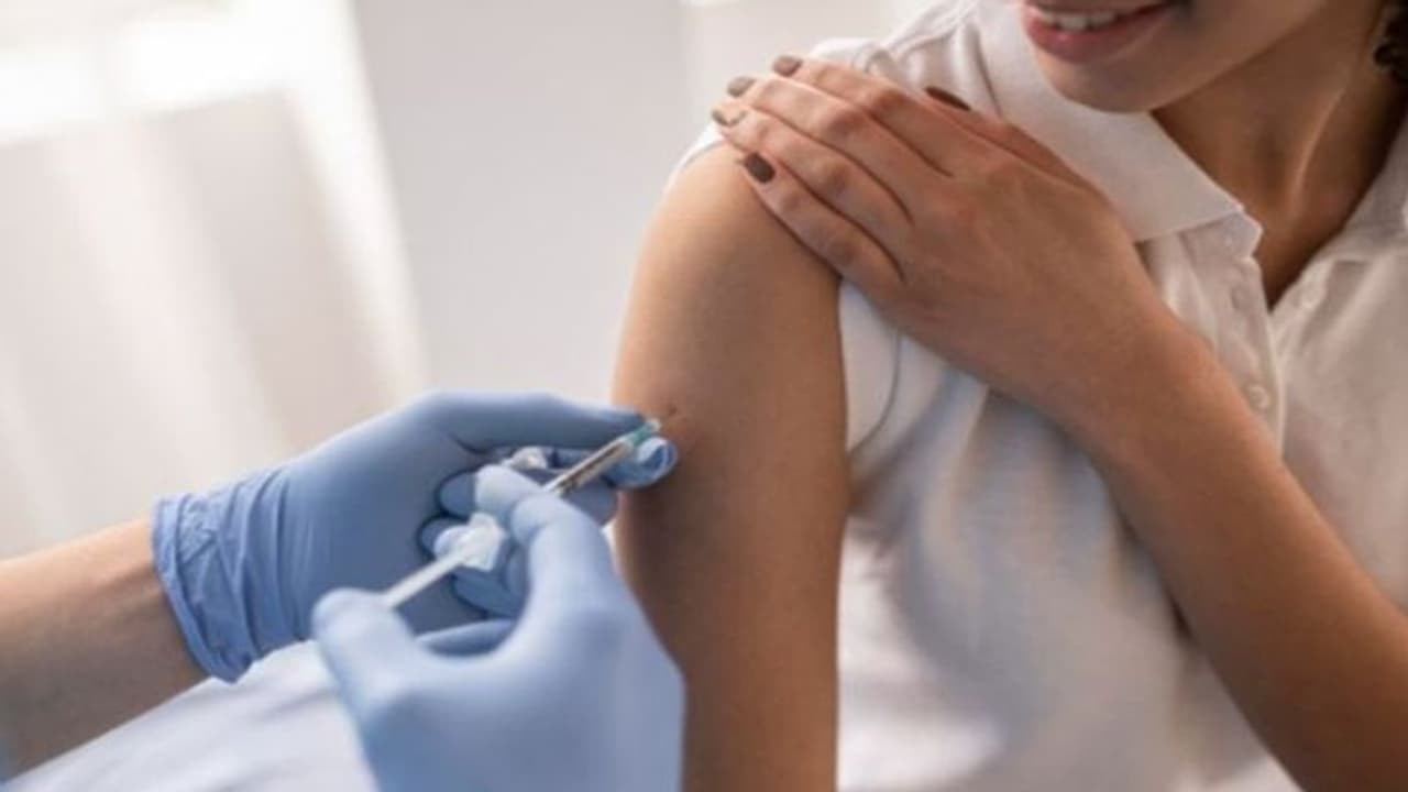 ലഭ്യമായ കൊവിഡ് വാക്സിനുകള്‍ക്ക് ജനിതകമാറ്റം വന്ന വൈറസിനെ ചെറുക്കാന്‍ പ്രയാസമെന്ന് പഠനം