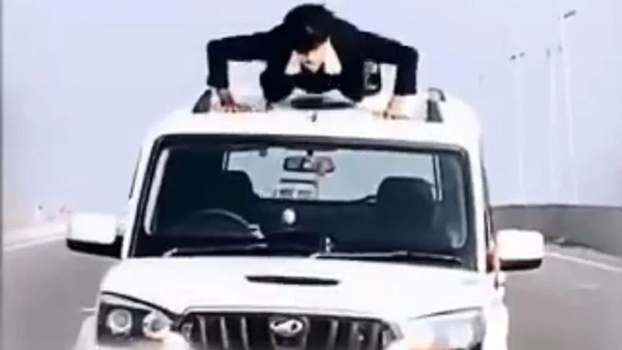 వైరల్ వీడియో : కదులుతున్న కారు మీద యువకుడి పుషప్స్.. ట్విస్టిచ్చిన పోలీసులు..