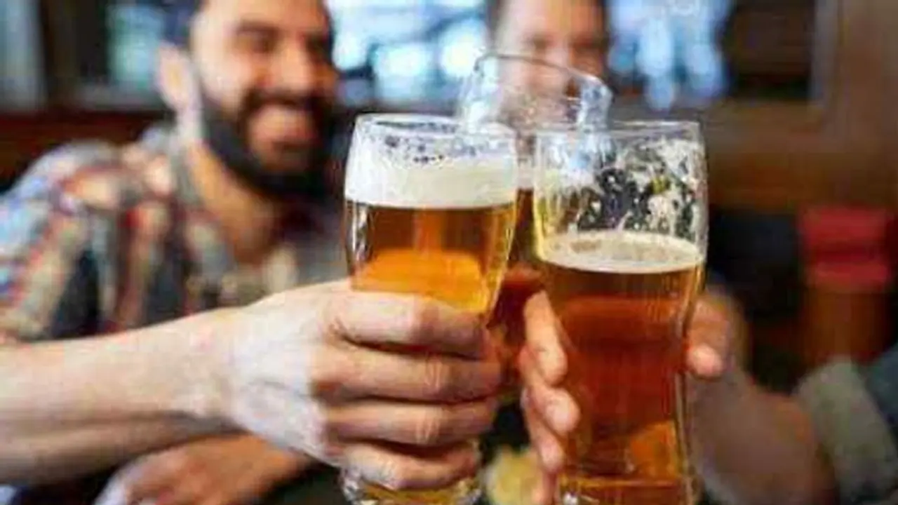 కన్న కూతురికి బీరు తాగించిన తండ్రి.. తల్లి కి తెలియడంతో..!