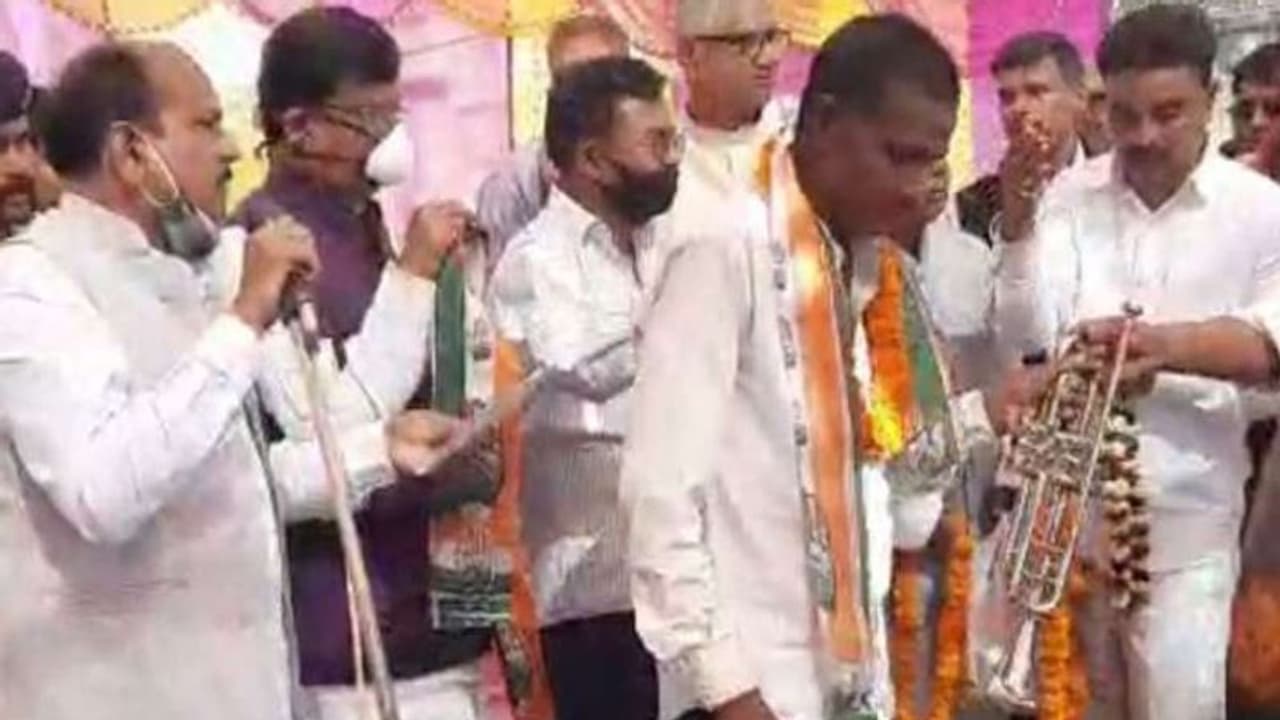 सदस्यता लेने नहीं आया कोई तो नेताजी ने बैंड वालों को ही बना दिया कांग्रेस का सदस्य; देखें Video सदस्यता लेने नहीं आया कोई तो नेताजी ने बैंड वालों को ही बना दिया कांग्रेस का सदस्य; देखें Video