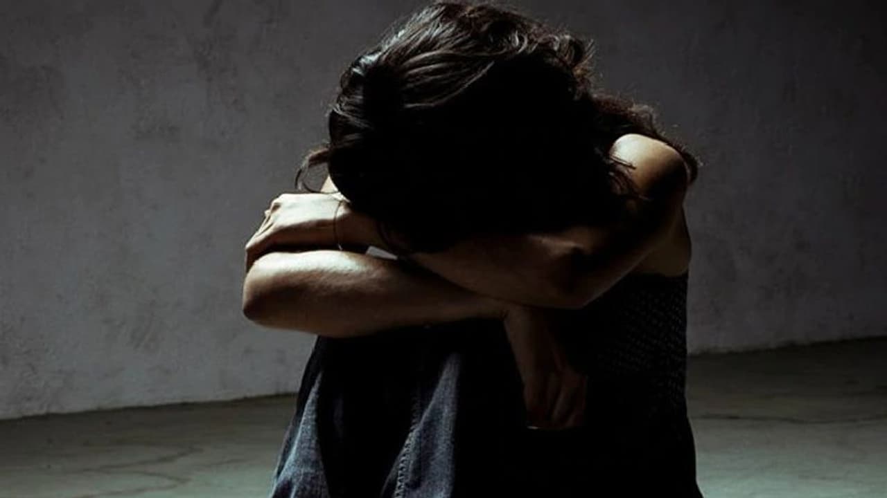 बारिश में देरी से स्कूल पहुंची छात्रा, प्रबंधक ने पढ़ाई के बहाने कमरे में बुलाकर की घिनौनी हरकत बारिश में देरी से स्कूल पहुंची छात्रा, प्रबंधक ने पढ़ाई के बहाने कमरे में बुलाकर की घिनौनी हरकत