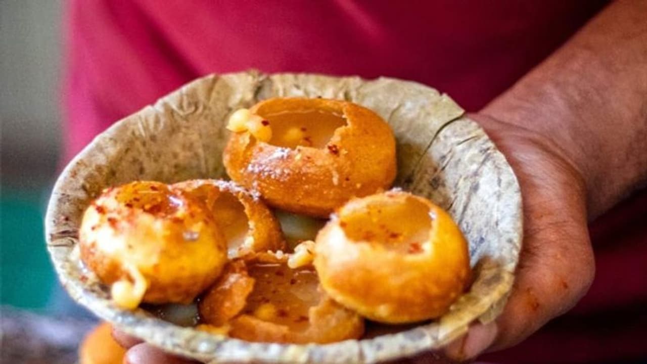 Viral Video: ভালোবাসে কনে, বিয়ের আগে হবু বরকে সঙ্গে নিয়ে টপাটপ খেলেন ফুচকা Viral Video: ভালোবাসে কনে, বিয়ের আগে হবু বরকে সঙ্গে নিয়ে টপাটপ খেলেন ফুচকা