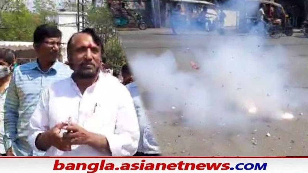 প্রার্থীর সামনেই তৃণমূল কর্মী সমর্থকদের 'অবৈধ কাজ', রায়গঞ্জে ফের বিতর্কে ঘাসফুল শিবির প্রার্থীর সামনেই তৃণমূল কর্মী সমর্থকদের 'অবৈধ কাজ', রায়গঞ্জে ফের বিতর্কে ঘাসফুল শিবির