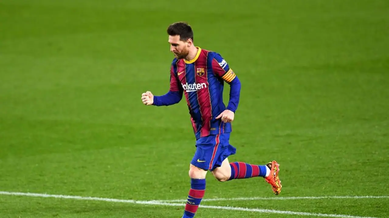 Lionel Messi to sign new 5 year Barcelona deal with 50% pay cut: Report Lionel Messi to sign new 5 year Barcelona deal with 50% pay cut: Report