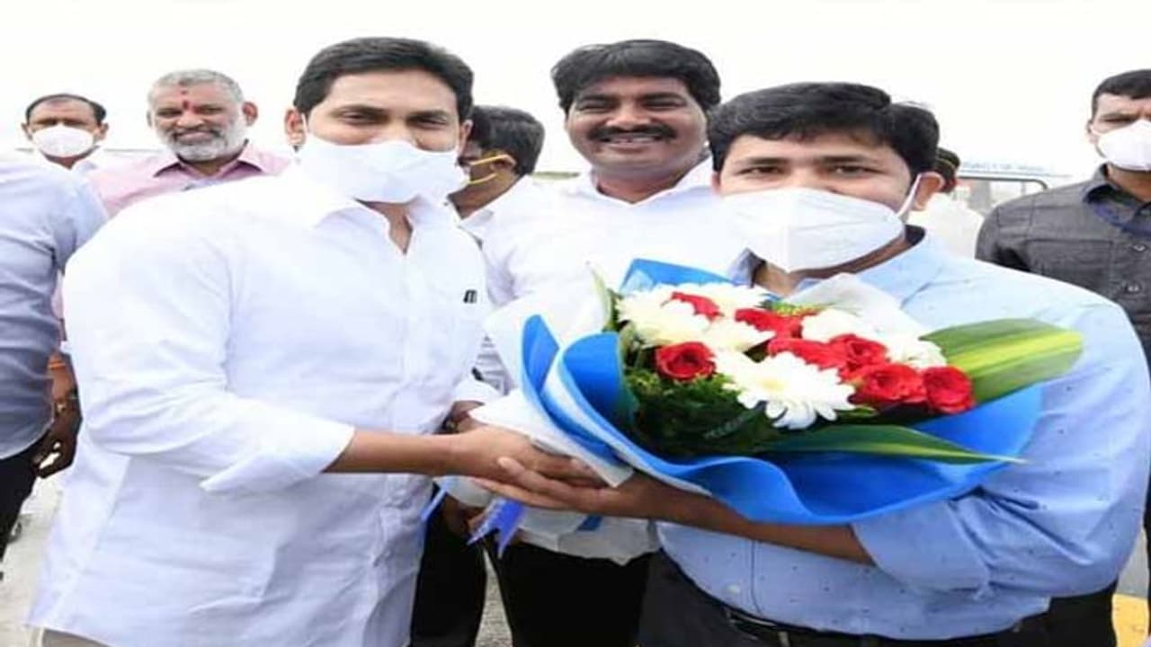 తిరుపతి ఎంపీ స్థానానికి ఉపఎన్నిక: టీడీపీ, వైసీపీ అభ్యర్ధుల ప్రకటన, ఇంకా ఖరారు చేయని బీజేపీ