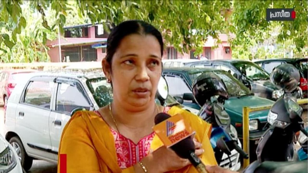 കോഴിക്കോട് മിനിറ്റുകള്ക്കുള്ളില് രണ്ട് തവണ കൊവിഡ് വാക്സീന് നല്കിയതായി പരാതി കോഴിക്കോട് മിനിറ്റുകള്ക്കുള്ളില് രണ്ട് തവണ കൊവിഡ് വാക്സീന് നല്കിയതായി പരാതി